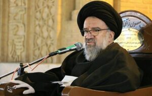 آیت‌الله خاتمی: ملت ایران در برابر تهدیدات آمریکا تسلیم نمی‌شود