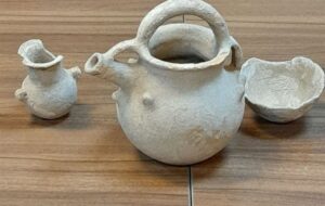 اهدای سه شیء تاریخی مربوط به عصر آهن به اداره‌کل میراث‌فرهنگی ایلام