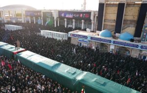نماز غیابی اهل سنت کردستان بر پیکر رهبر شهید؛ تجدید عهد مردم با آرمان‌های انقلاب+تصویر
