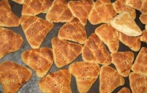 پخت 3 تن کلوچه سیستانی برای پذیرایی از عزاداران رهبر شهید در مشهد